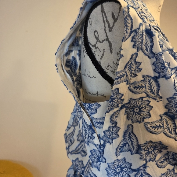 Anthropologie Blue and White Sleeveless Floral Blouse, Size S. - Picture 11 of 16